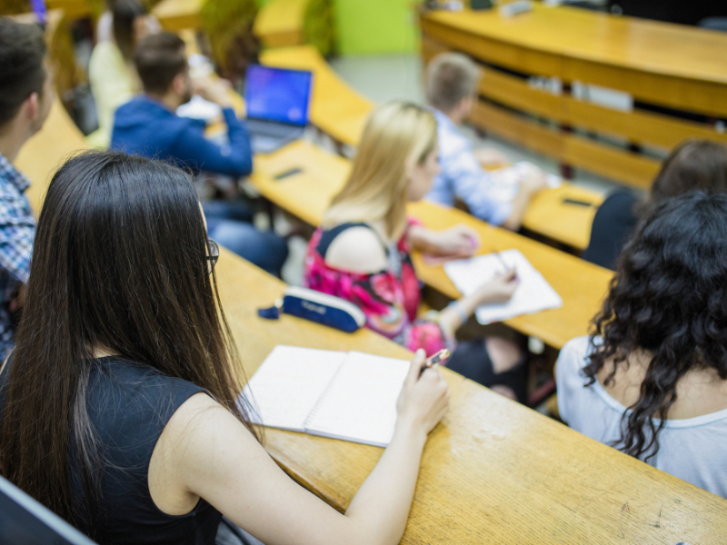 <p>Plus d&rsquo;acc&egrave;s &agrave; l&rsquo;enseignement sup&eacute;rieur ne garantit pas forc&eacute;ment plus d&rsquo;emplois : tribune de Pierre Tapie dans Le Monde</p>